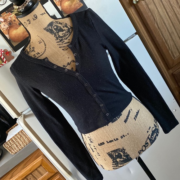 Me to We Tops - ME TO WE cropped long sleeve thermal shirt size women’s small